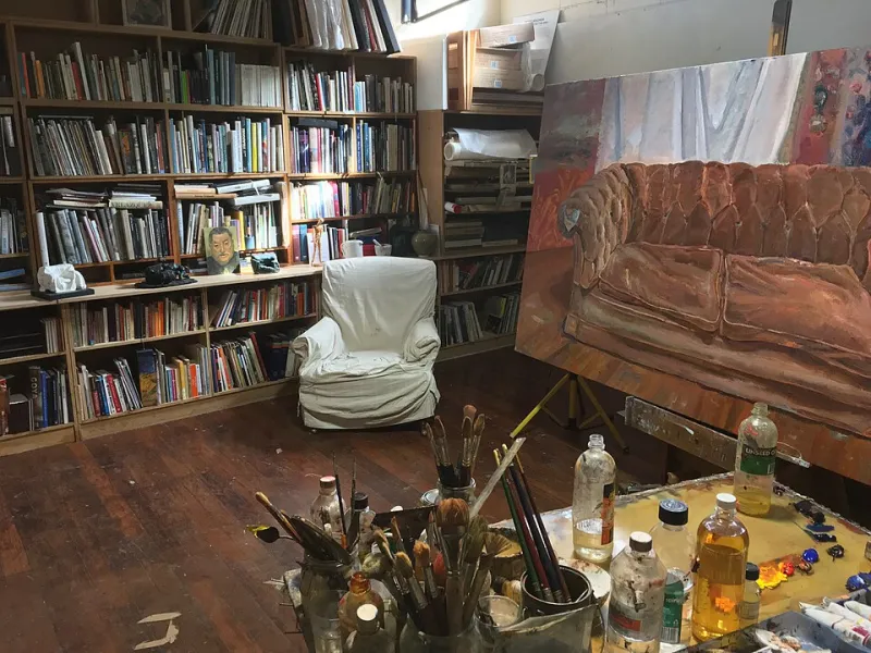 Partager les murs, épargner le geste : à l'intérieur des ateliers collectifs parisiens