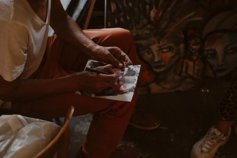 L'éloge de l'ombre : ces artistes parisiens qui cultivent l'excellence loin des projecteurs
