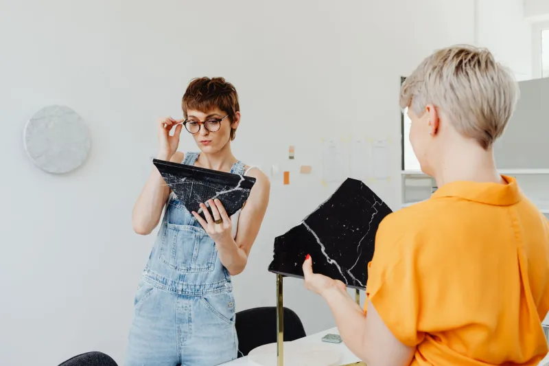 Quand deux visions deviennent une : les coulisses d'un langage visuel forgé à quatre mains