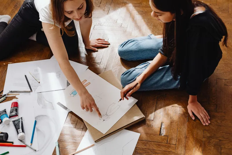 Quand le silence parle : les protocoles non-verbaux des duos créatifs qui pensent à l'unisson